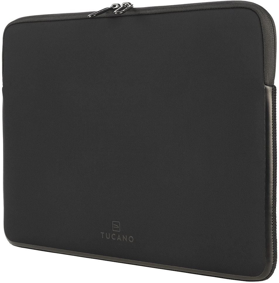 Eine schwarze Laptop-Hülle mit silbernem Reißverschluss und einem kleinen Logo mit der Aufschrift 'TUCANO'.