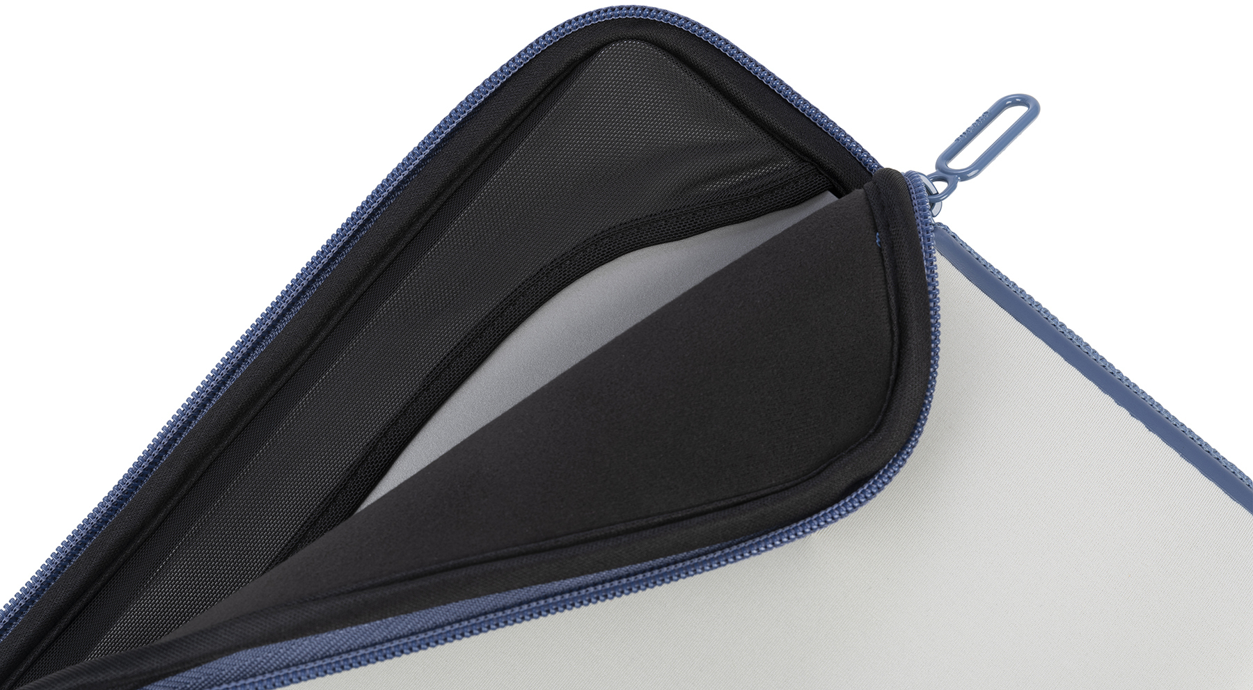 Eine geöffnete Reißverschlusstasche mit schwarzem Innenraum und blauem Reißverschluss. Innen ist eine Netztasche.