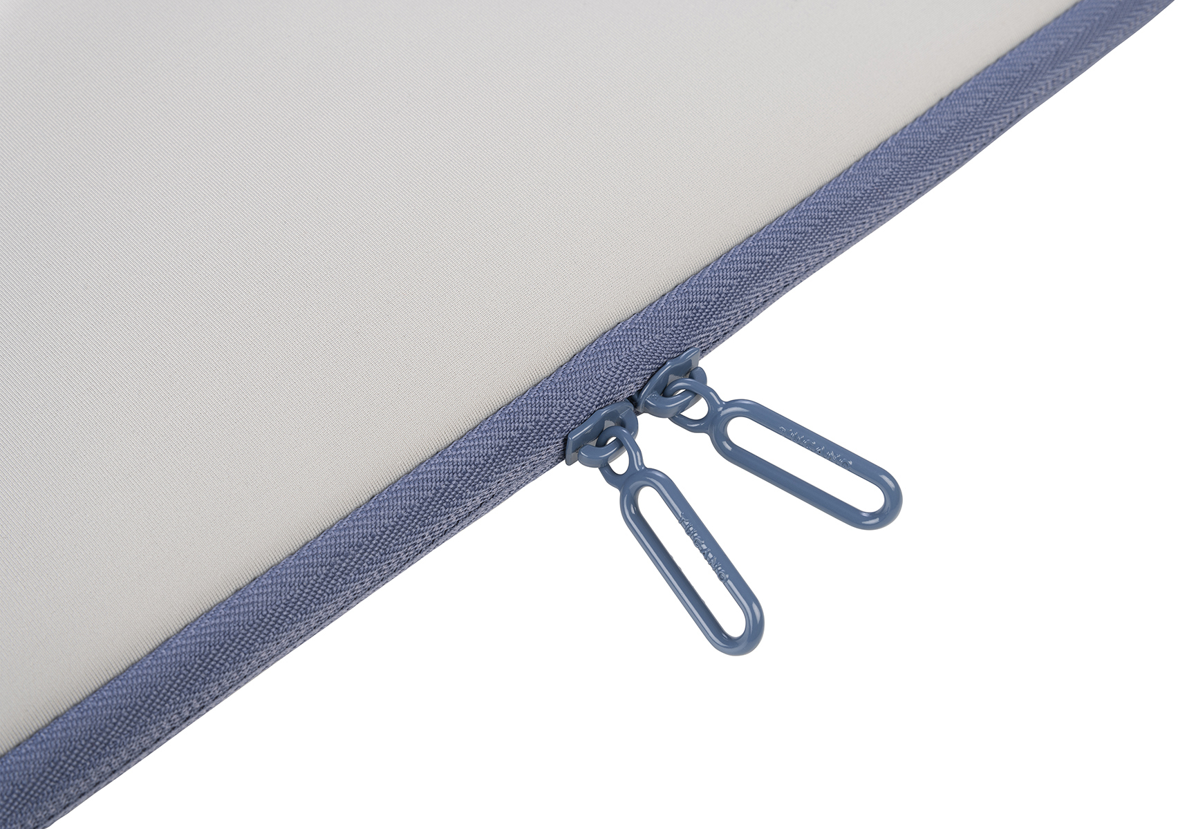 Nahaufnahme einer weißen Laptoptasche mit blauem Reißverschluss und Ziehlaschen. Weißer Hintergrund.