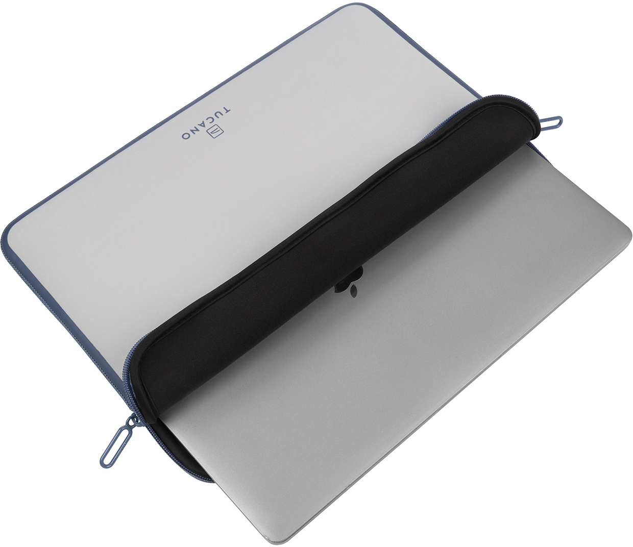 Silberner Laptop in einer blau-schwarzen Tragetasche mit Reißverschluss.