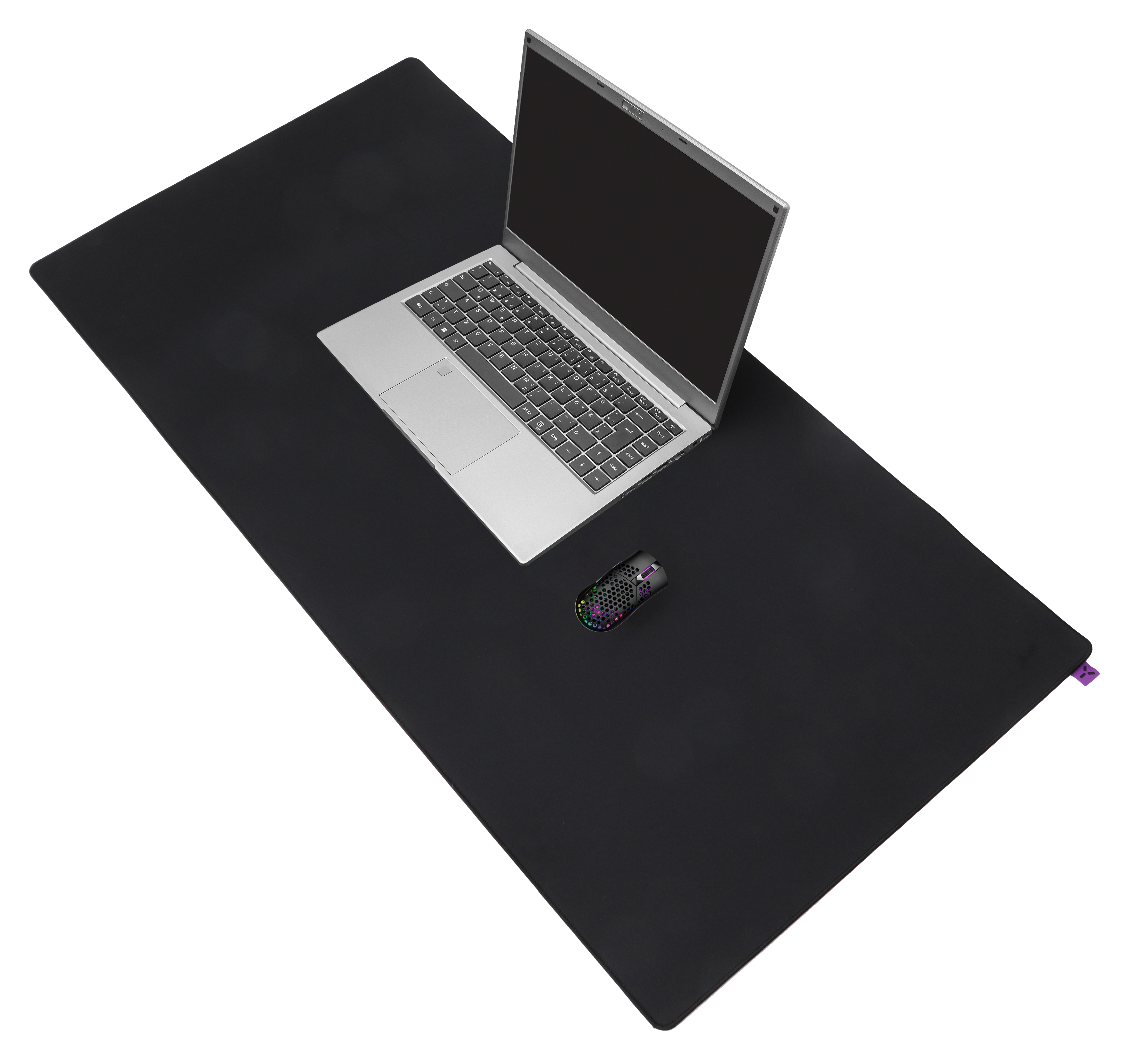 Eine schwarze Schreibtischunterlage mit einem Laptop und einer Gaming-Maus auf weißem Hintergrund.