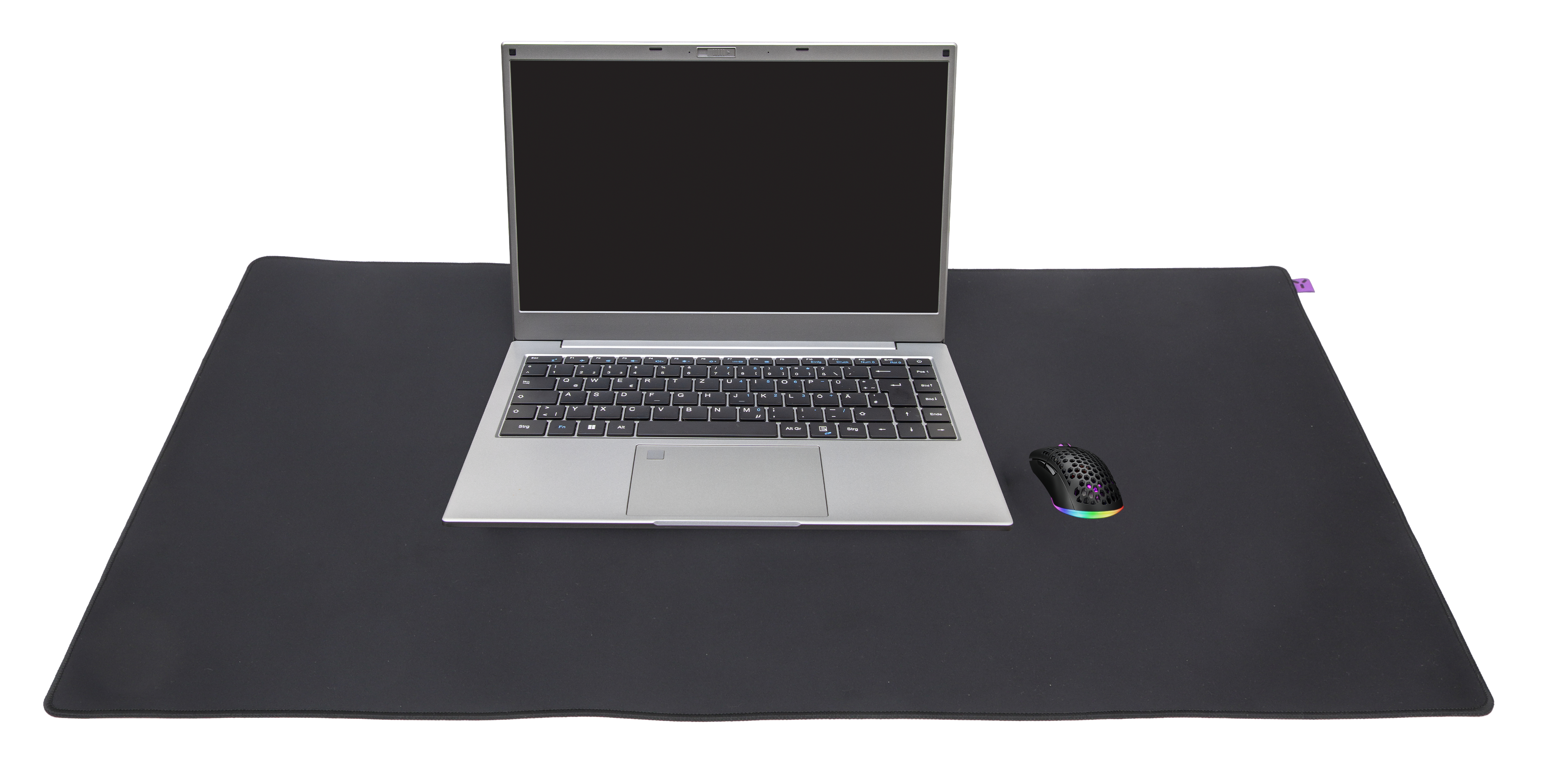 Laptop auf einer schwarzen Matte mit Maus. Weißer Hintergrund.