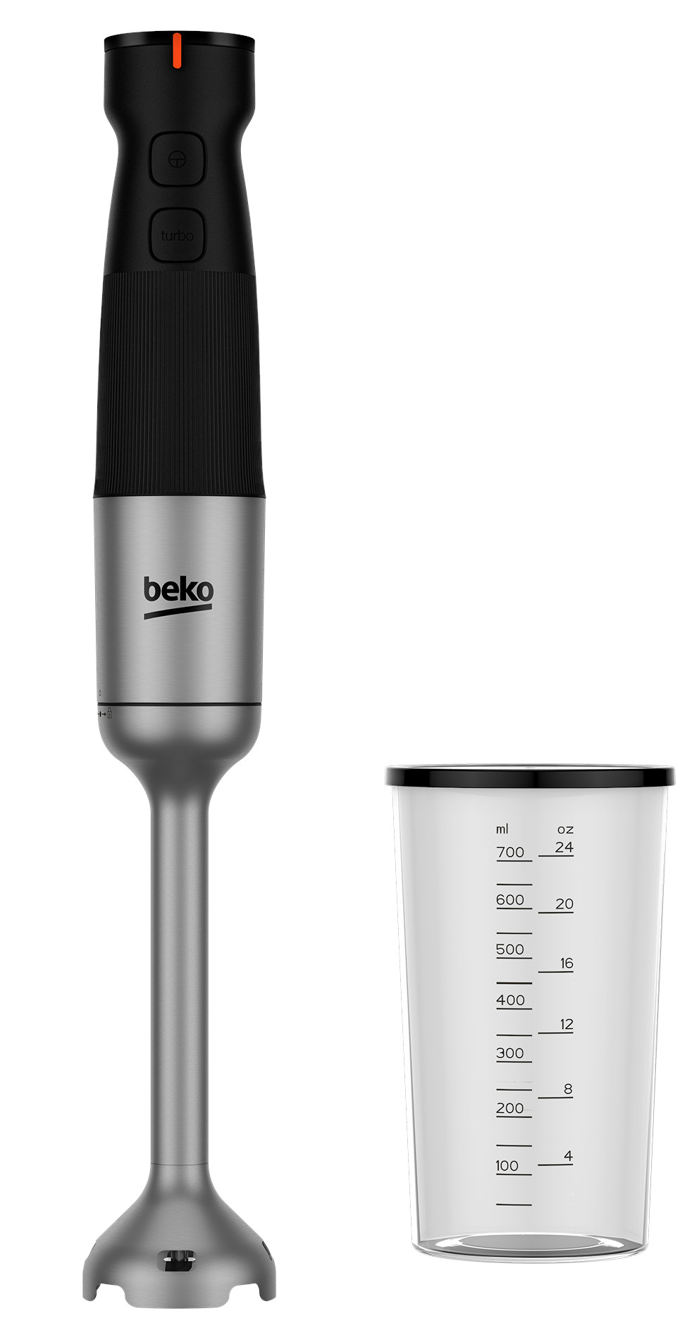 Srebrny blender ręczny z miarką. Blender jest obok kubka.