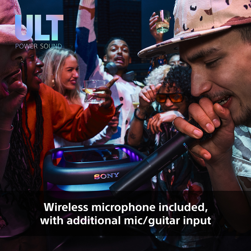 Scène de fête avec des gens, un microphone à la main et un haut-parleur. Texte : Microphone sans fil inclus.