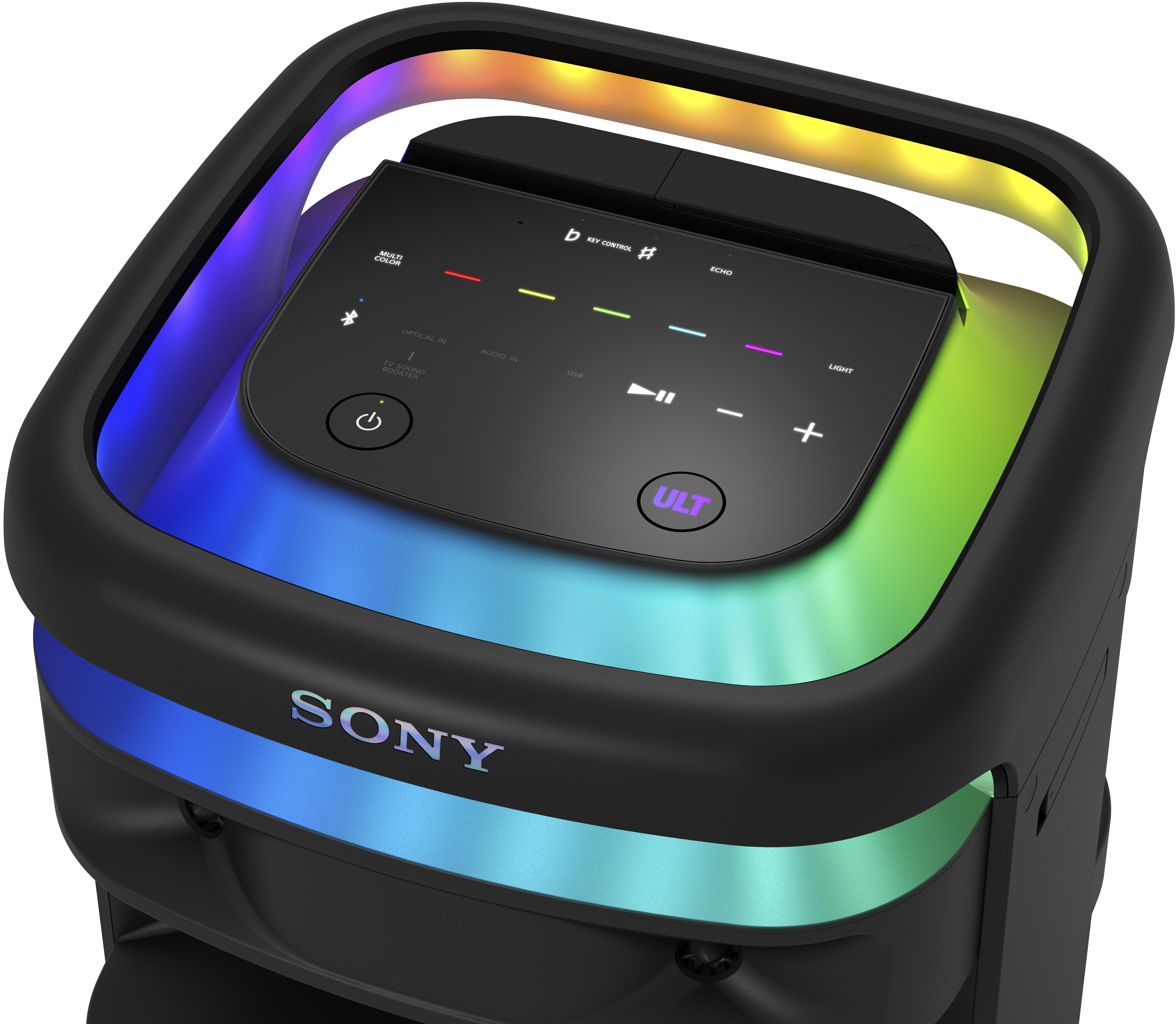 Enceinte Sony noire et colorée, avec boutons et affichage numérique, fond blanc.