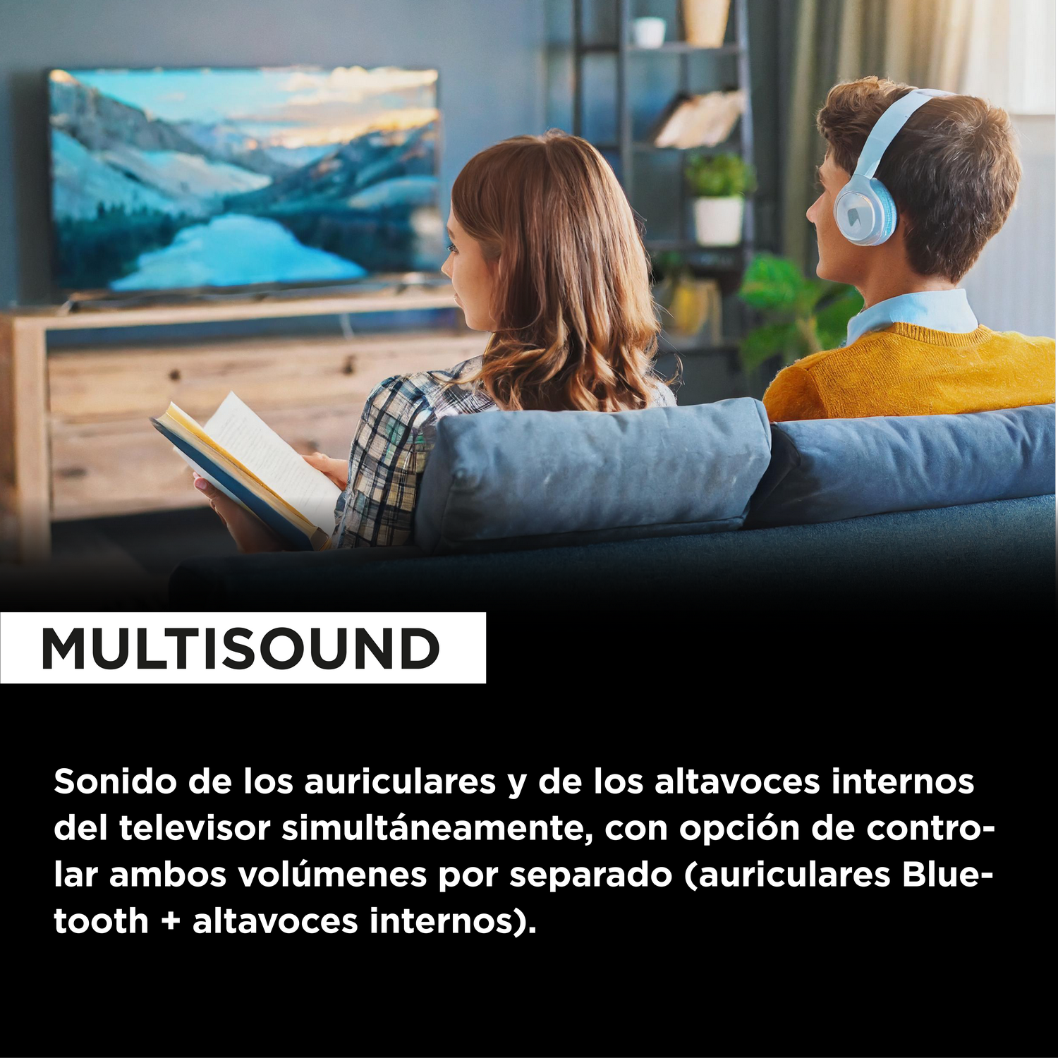 Personas en un sofá viendo la televisión, texto sobre la función multisound.