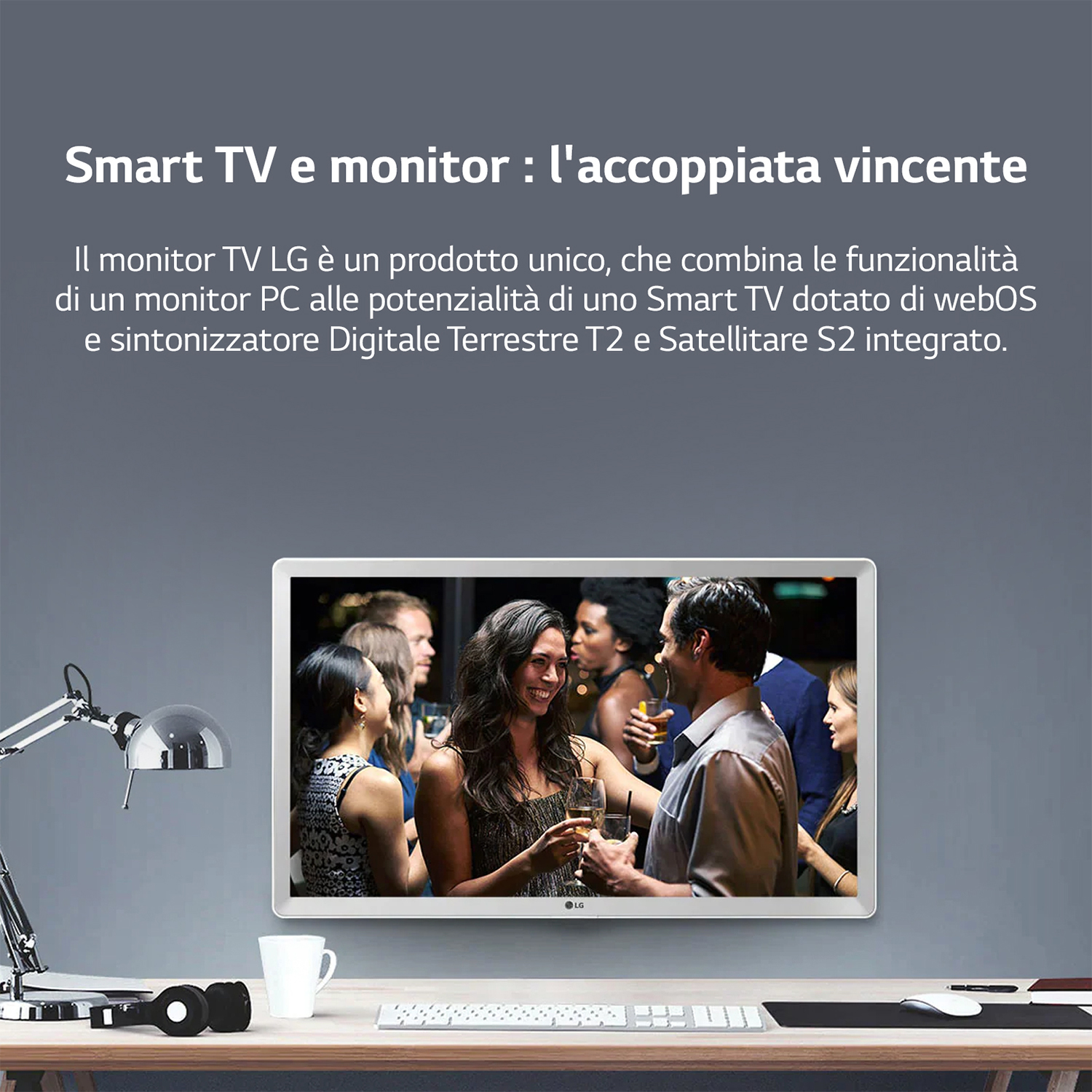 Uno schermo TV mostra un gruppo di persone a una festa. Il testo è in italiano.