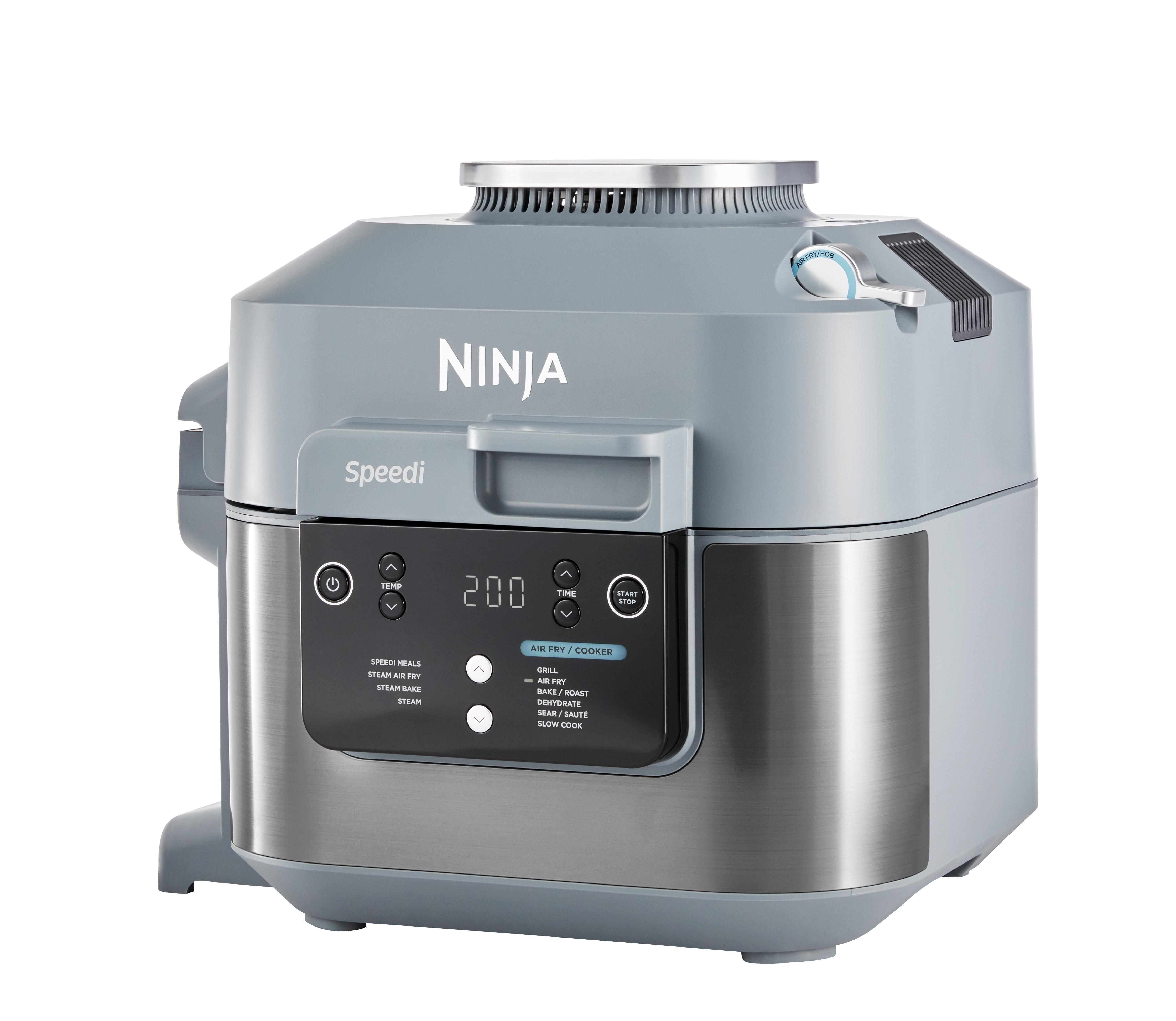 Ein grauer Ninja Speedi Multi-Kocher auf weißem Hintergrund. Es hat digitale Bedienelemente und eine Edelstahlbasis.