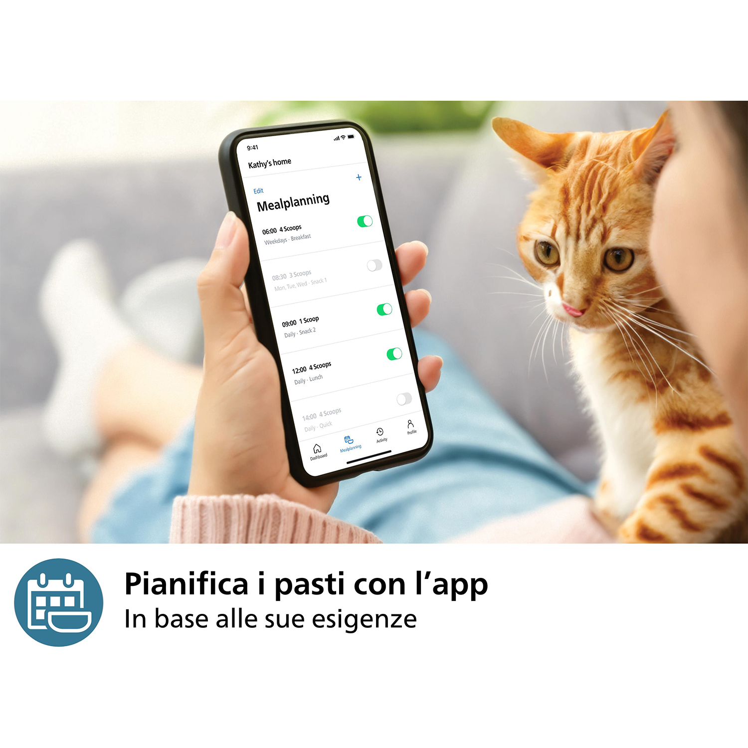 Una persona usa un'app per gestire gli orari di alimentazione dei gatti, con un gatto sullo sfondo.