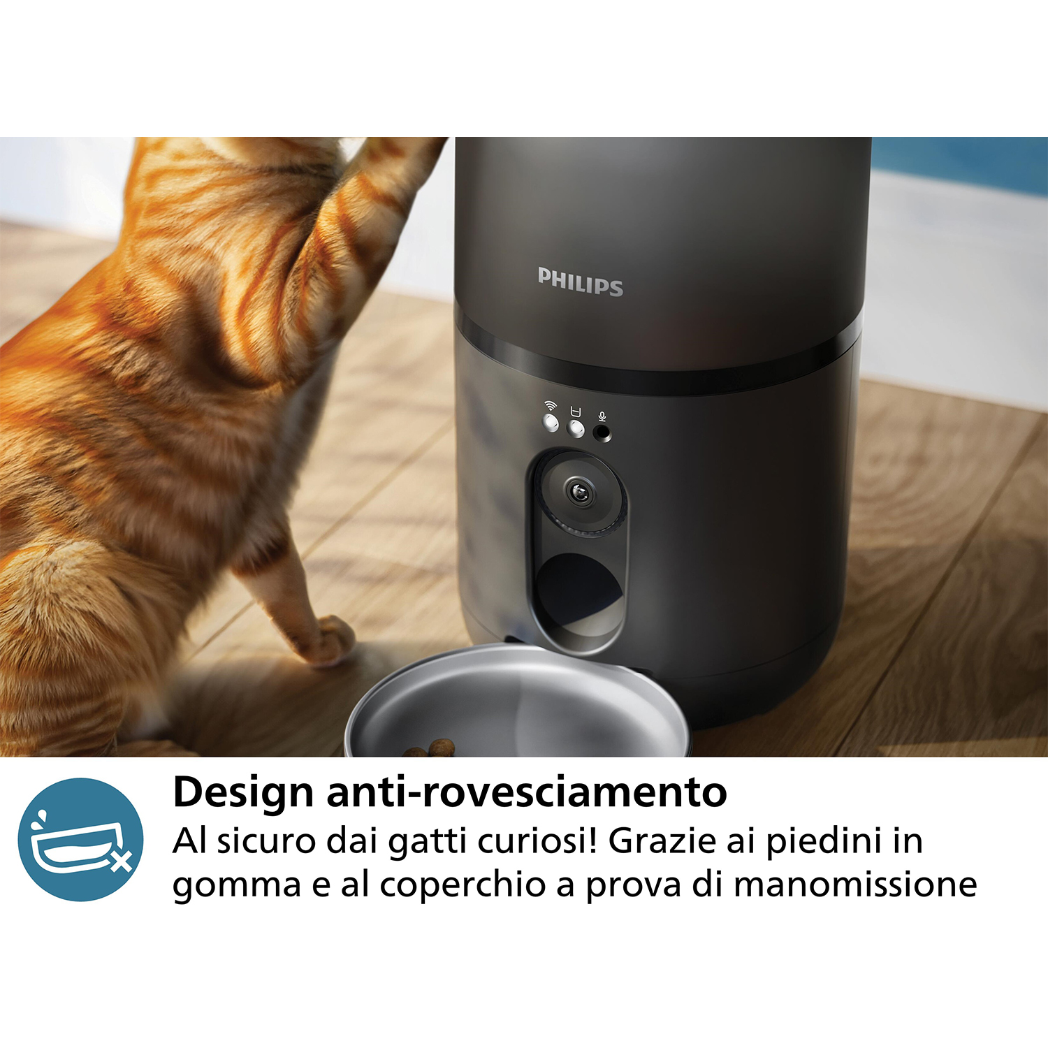Un gatto che si protende verso un erogatore per animali nero. Il testo dice "Design anti-ribaltamento".