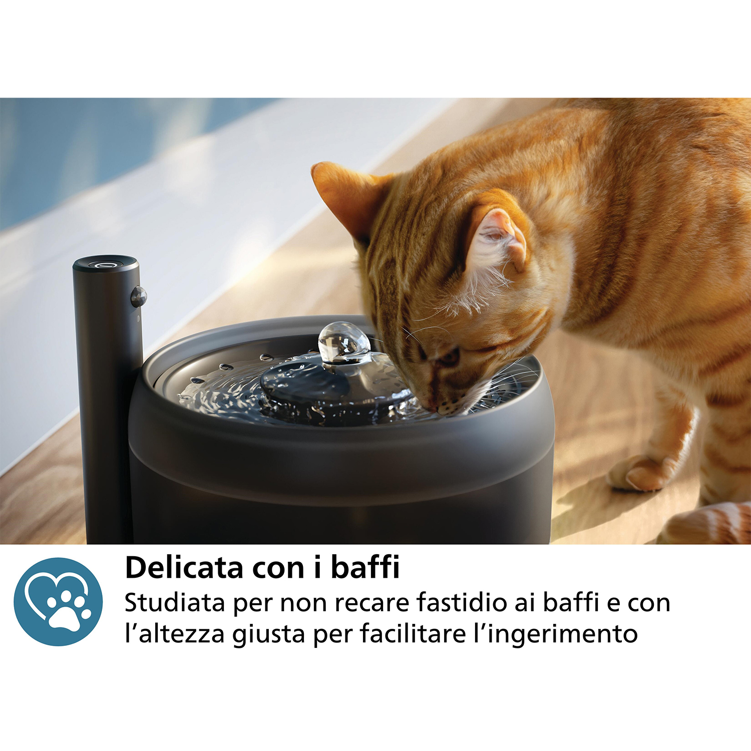 Un ventilatore bianco su un pavimento bianco.