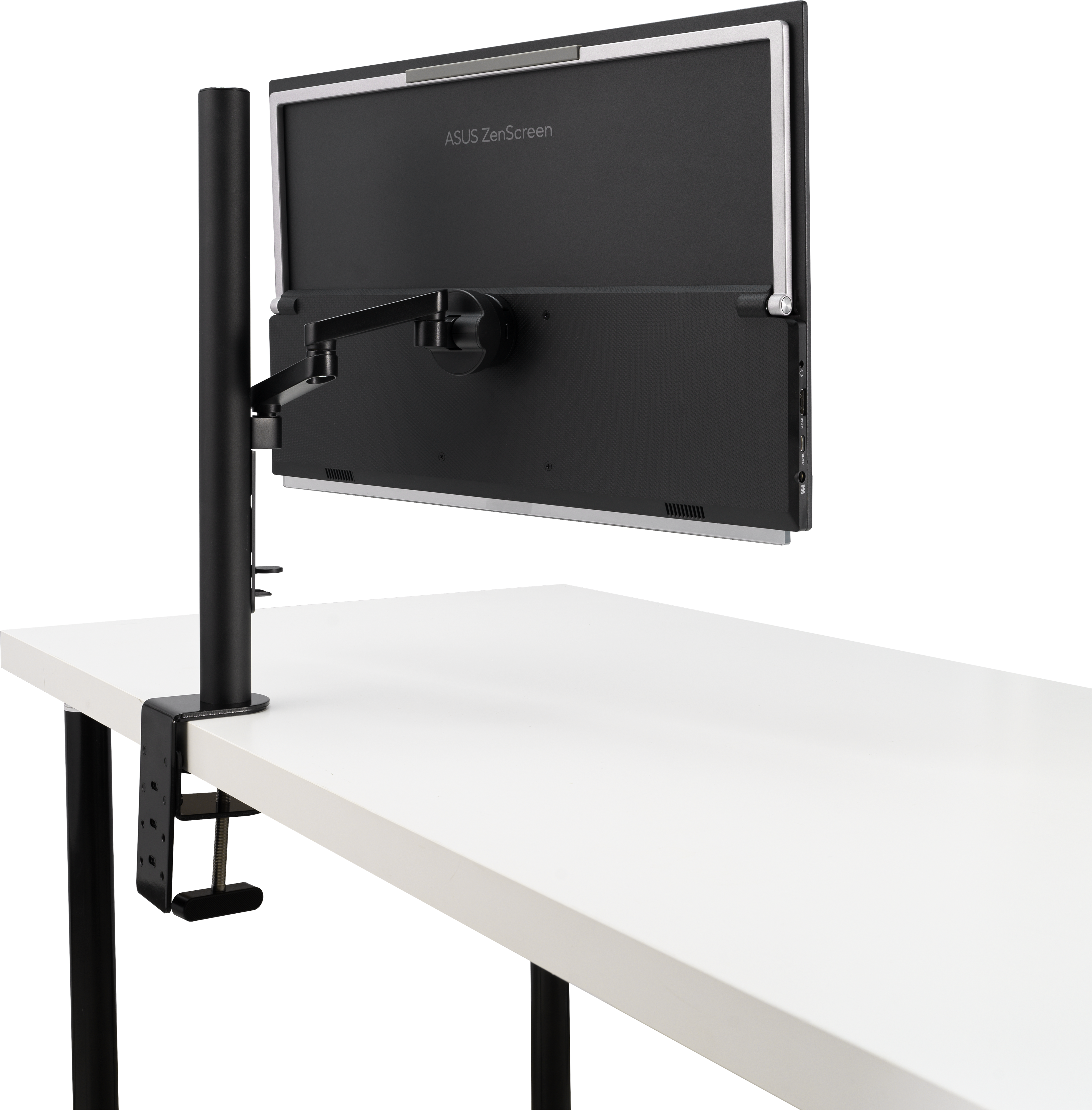 Monitor montato su un braccio nero, collegato a una scrivania bianca.