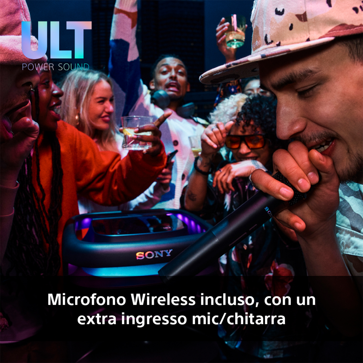 Persone che si godono la musica con un altoparlante Sony. Microfono wireless e ingresso micro supplementare.