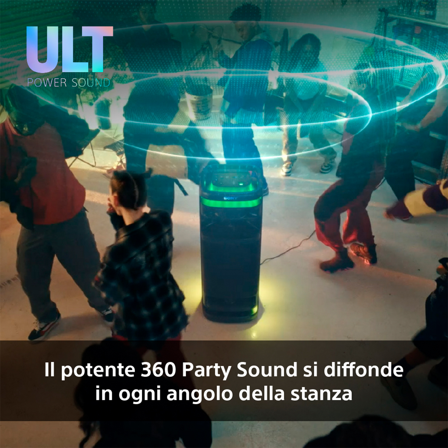 Scena di festa con grande altoparlante nero, persone che ballano ed effetto luce blu e verde.