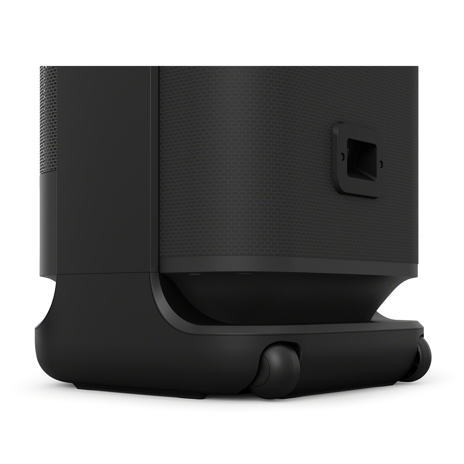 Primo piano di una base per altoparlante nera con ruote, che mostra la parte inferiore e un design arrotondato.
