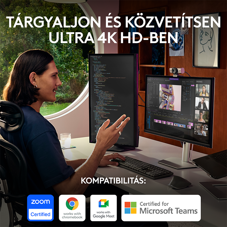 Egy sötét hajú férfi számítógépes beállítást használ két monitorral.