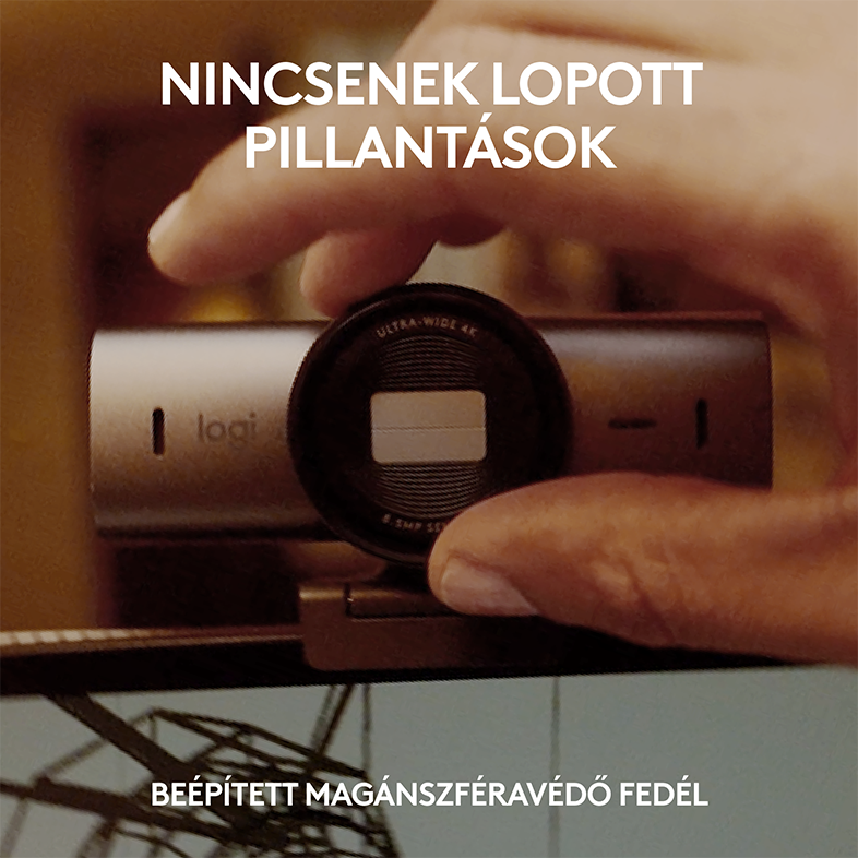 Webkamera közeli képe adatvédelmi fedéllel és a logi logóval.