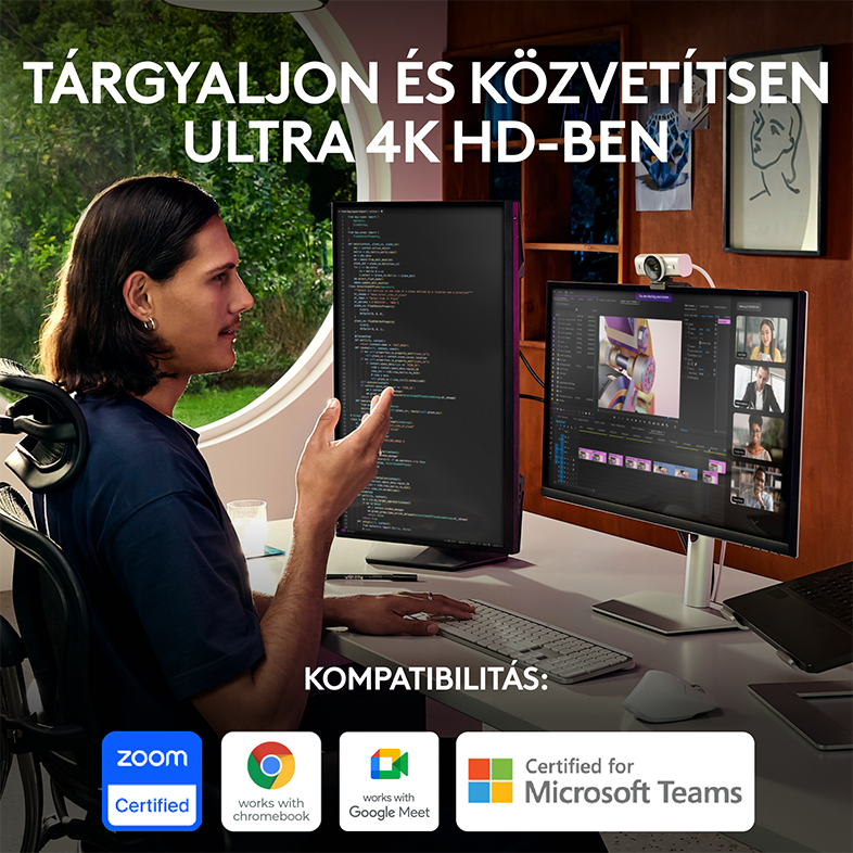 Hosszú hajú férfi gesztikulál a monitorok felé. Az egyik kód, a másik videóhívást mutat.