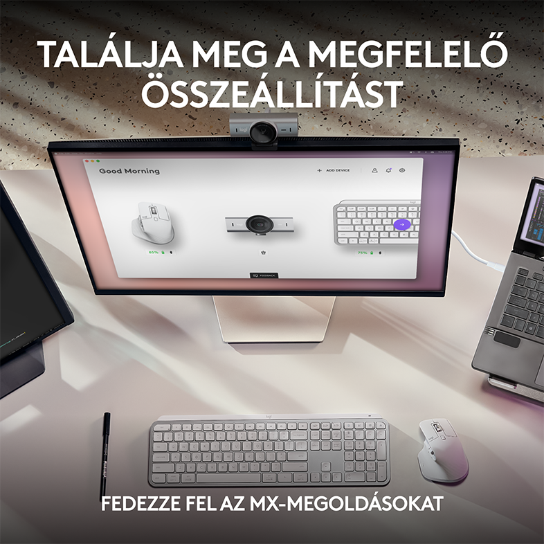 Férfi fejhallgatóval, laptopon dolgozik, monitorral és billentyűzettel az asztalon.