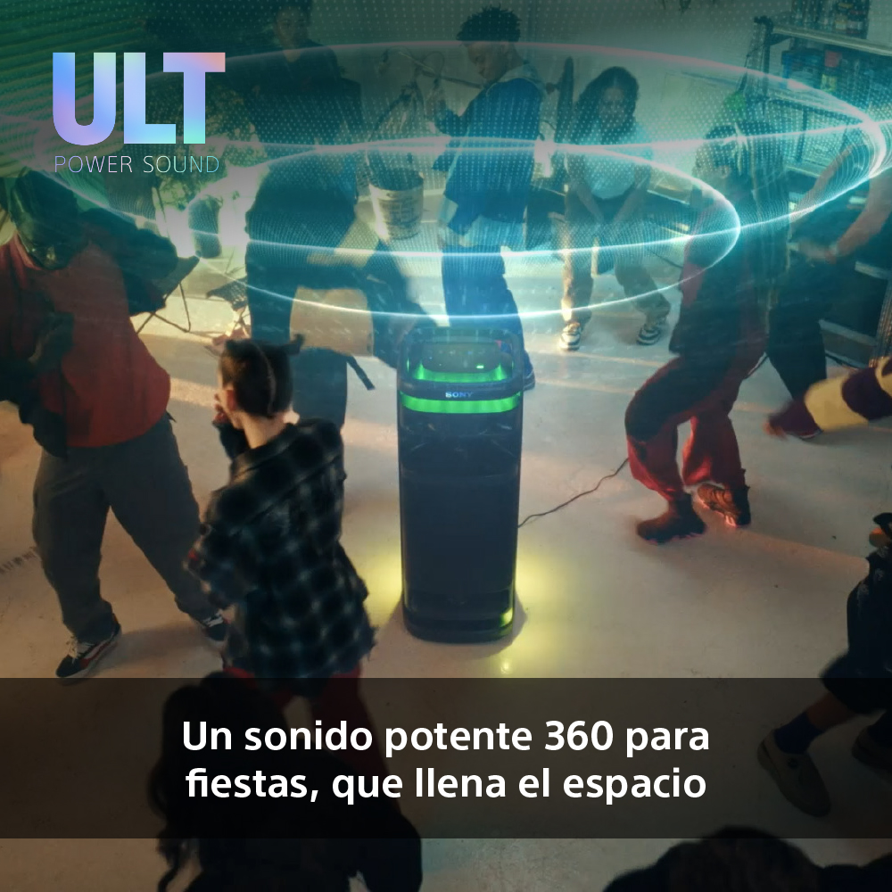 Gente bailando cerca de un altavoz negro con luces verdes. Logotipo de Sony visible.