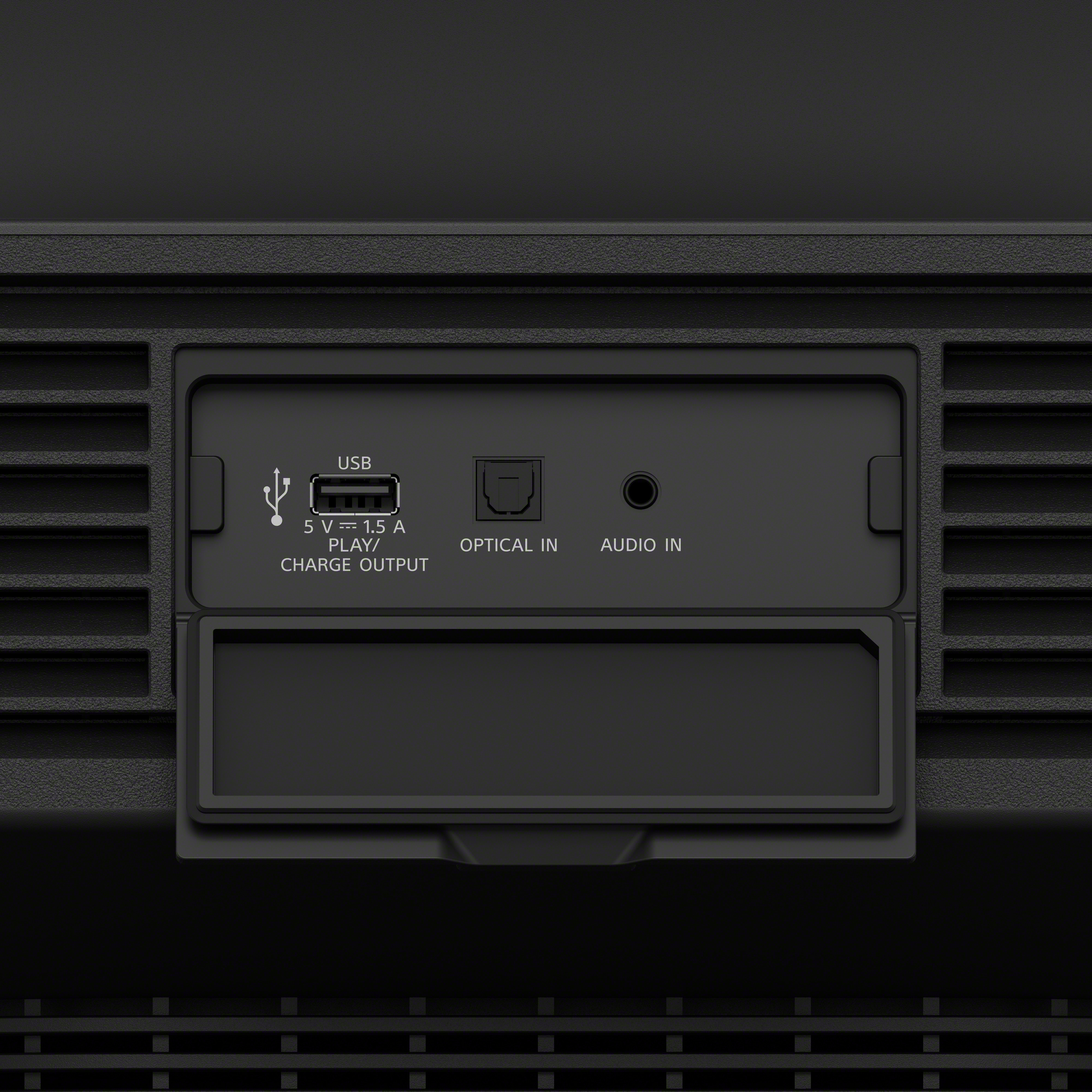 Primer plano de la parte trasera de una barra de sonido negra con puertos USB, ópticos y de entrada de audio.