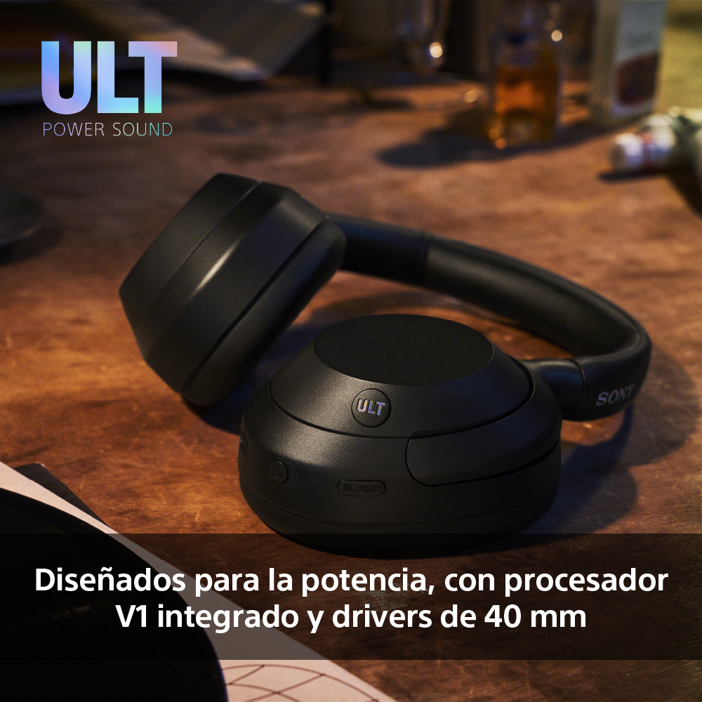 Auriculares Sony negros sobre una superficie de madera. Los auriculares están abiertos.