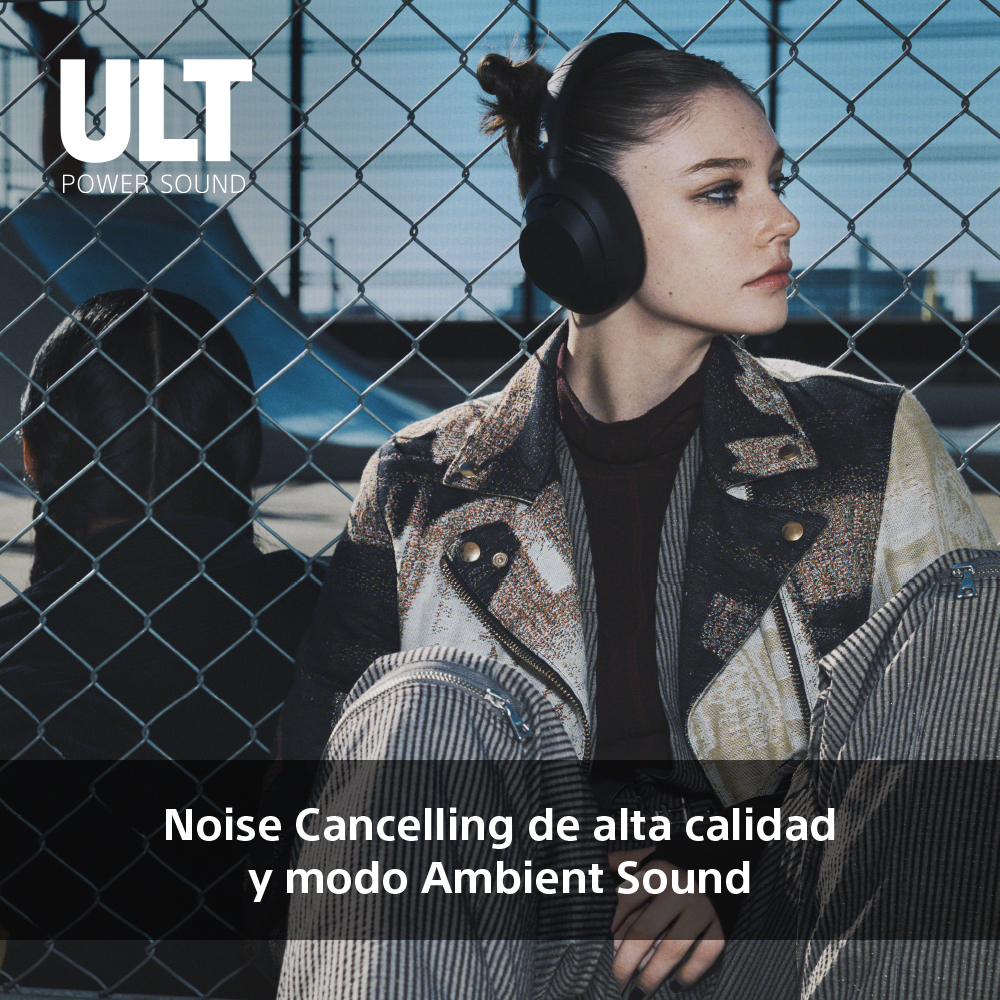 Mujer con auriculares, sentada junto a una valla. Texto: Cancelación de ruido y sonido ambiental.
