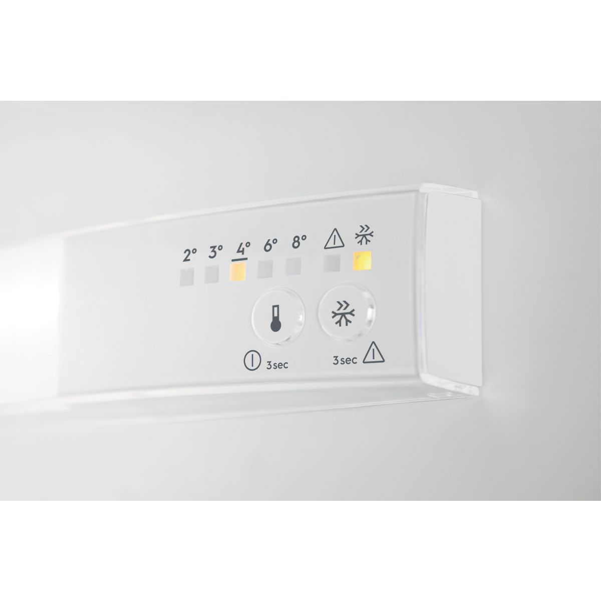 Primer plano del panel de control de un refrigerador blanco. Muestra ajustes de temperatura y un icono de copo de nieve.
