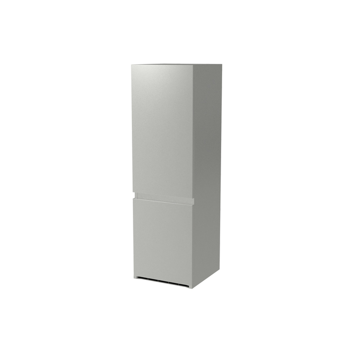 Un refrigerador gris claro con dos secciones, sobre un fondo blanco.