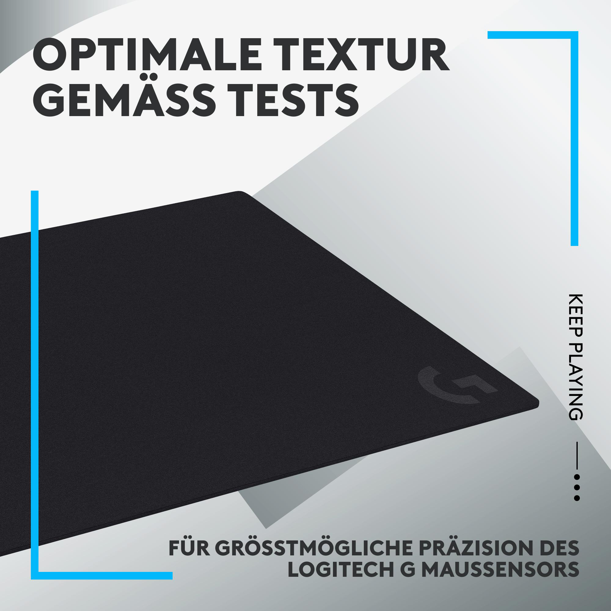 Schwarzes Mauspad mit deutschem Text und grauem Logitech G-Logo auf dem Tisch.