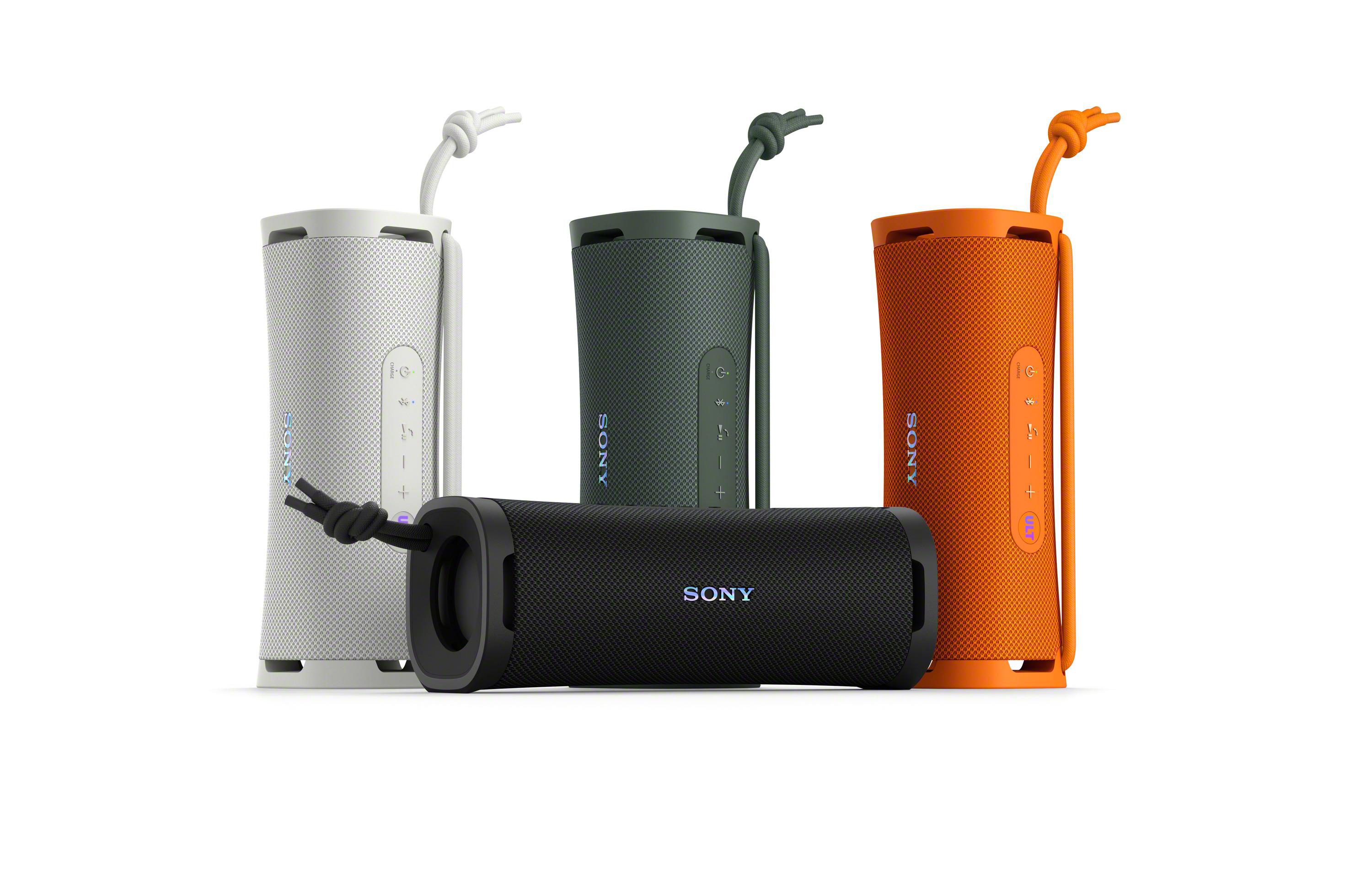 Vier Sony-Lautsprecher, drei stehend und einer liegend. Sie haben verschiedene Farben.