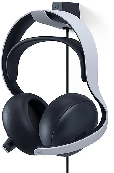 Fekete-fehér PlayStation 5 gaming headset, fali tartón lóg, fekete kábellel.