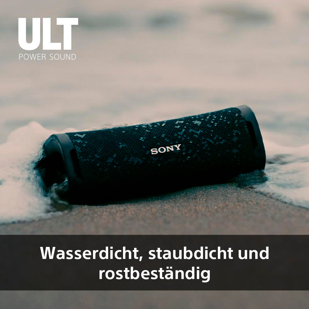 Schwarzer Sony-Lautsprecher am Strand mit Wasser.