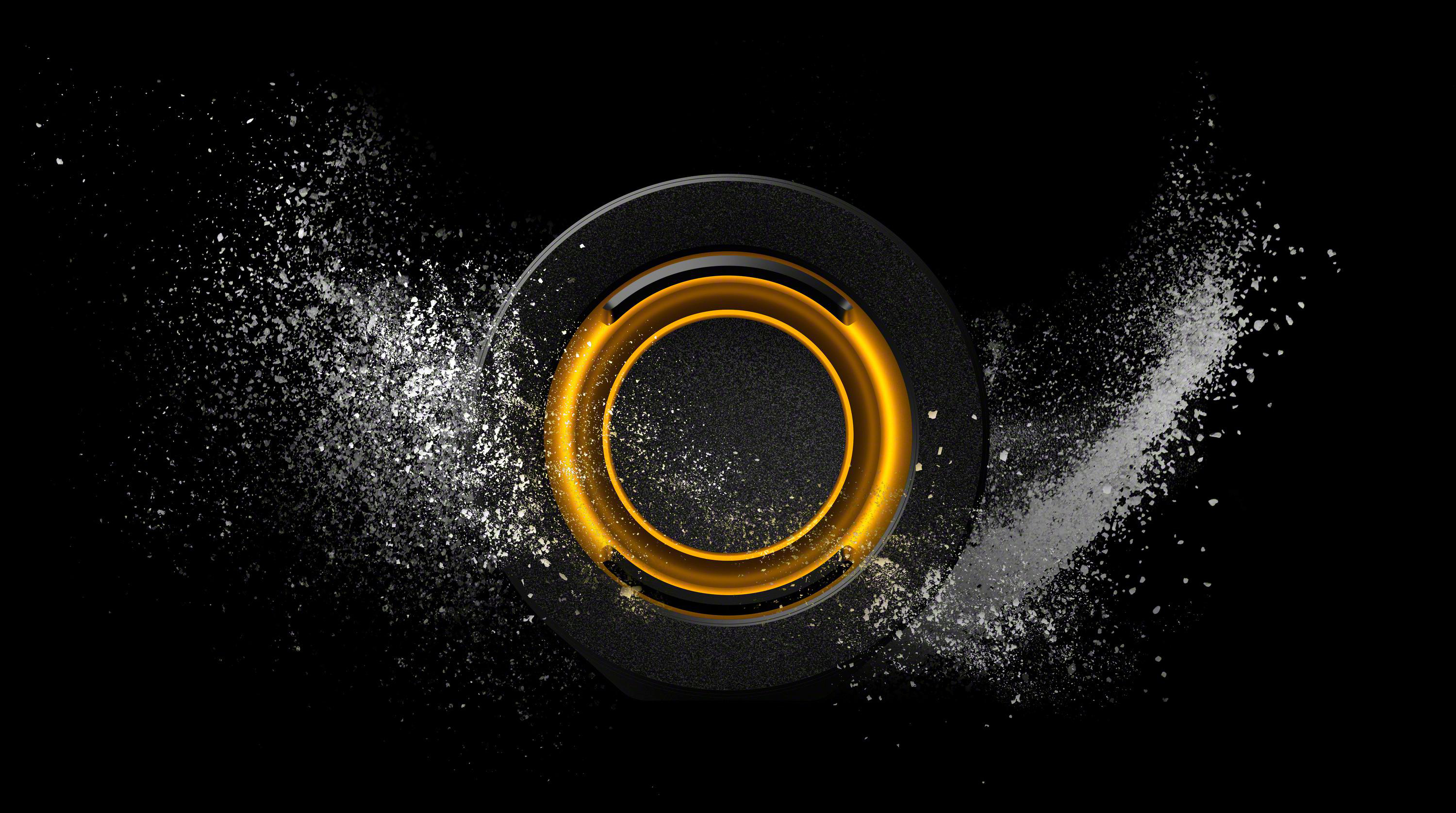 Schwarze Oberfläche mit goldenem Ring und weißer pulverartiger Substanz.