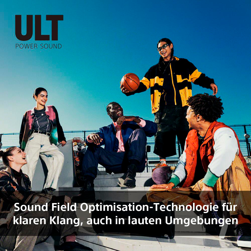 Gruppe von Menschen, die sitzen und stehen, lächeln, mit einem Basketball. Blauer Himmel im Hintergrund.
