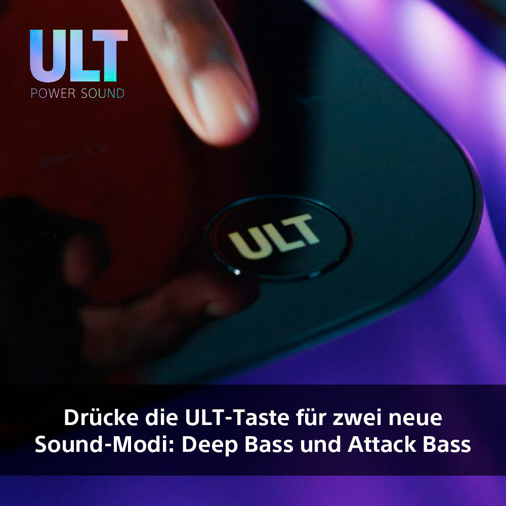 Nahaufnahme einer Hand, die die 'ULT'-Taste auf einem schwarzen Lautsprecher drückt. Text sagt 'Deep Bass' und 'Attack Bass'.