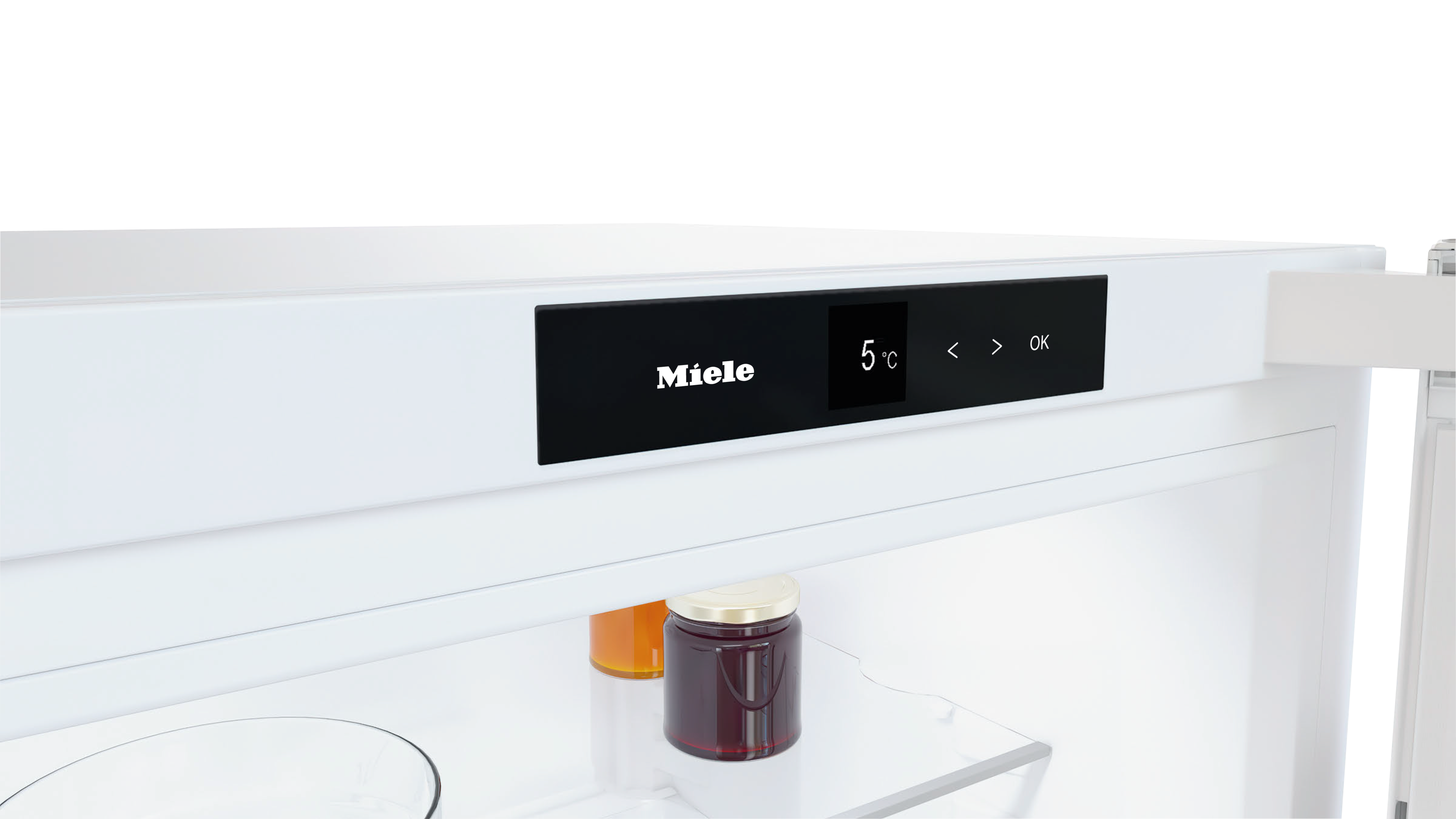 Miele-Kühlschrank: Anzeige zeigt 5°C. Zwei Gläser Marmelade auf einem Regal.