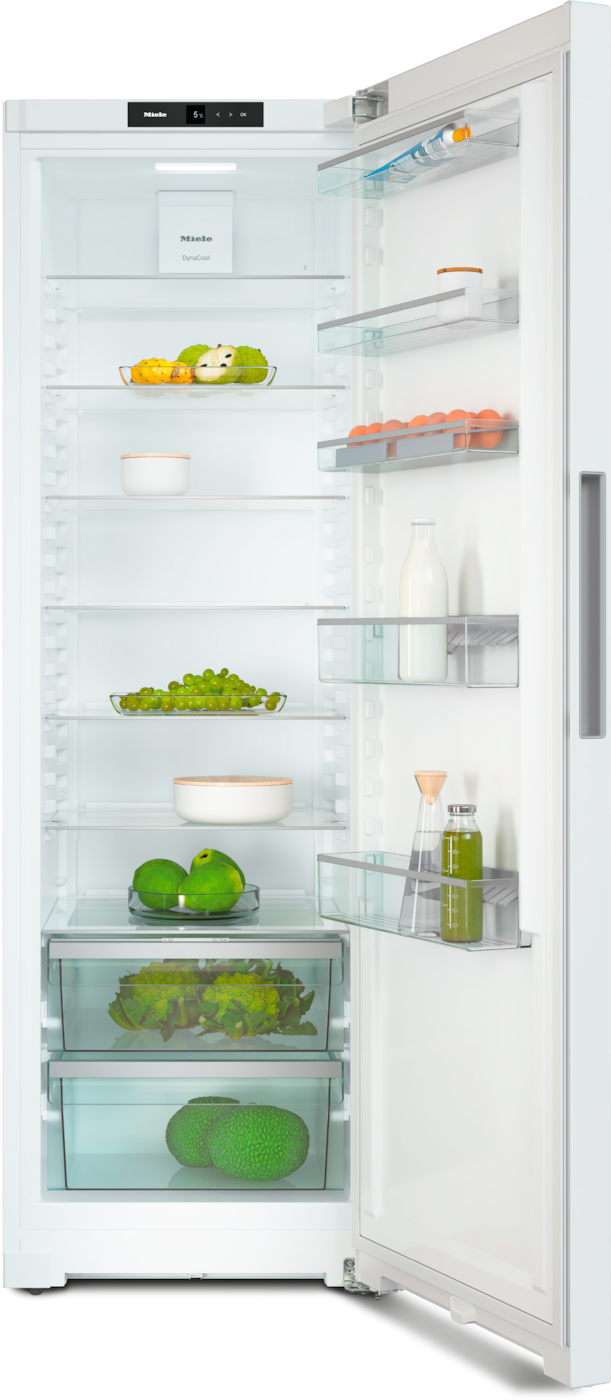 Ein offener Kühlschrank mit Obst, Gemüse, Eiern und einer Milchflasche.