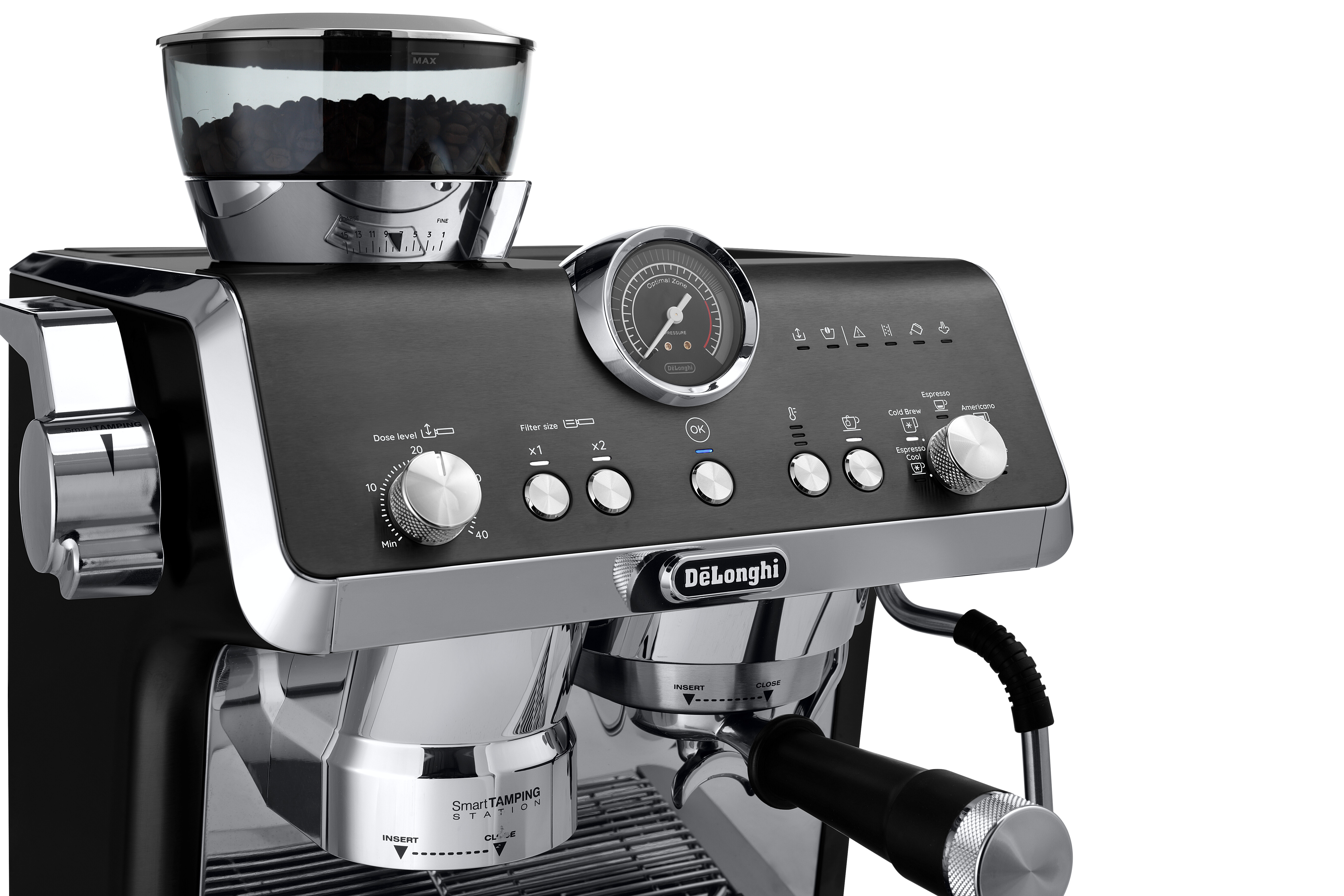 Nahaufnahme einer schwarzen und silbernen DeLonghi Espressomaschine. Mahlwerk, Zifferblätter und Knöpfe sichtbar.