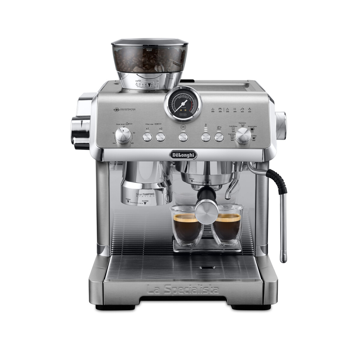 Espressomaschine aus Edelstahl mit zwei Gläsern. Die Maschine steht auf weißem Hintergrund.