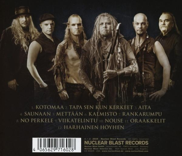 Eine Band aus sechs Männern in einer Gruppenaufnahme auf einem CD-Cover, dunkle Kleidung, ernste Ausdrücke.