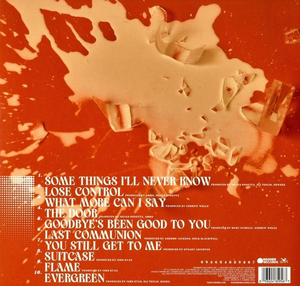 CD-Cover mit Trackliste auf orangefarbenem Hintergrund. Weißer Text ist auf der linken Seite.