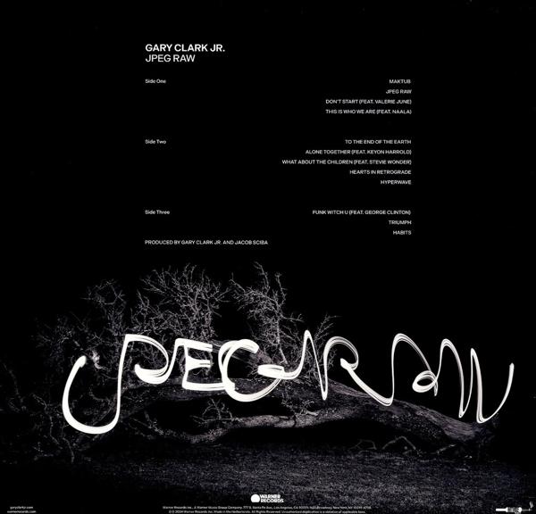 Albumcover mit weißem Text auf Schwarz. JPEG RAW ist der Titel.