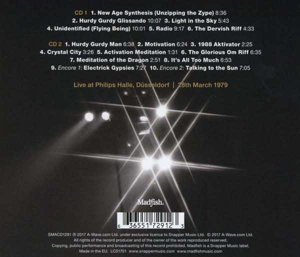 CD-Album-Rückseite mit Titelliste, Bandname und Veranstaltungsortinformationen. Dunkler Hintergrund mit hellem Licht.