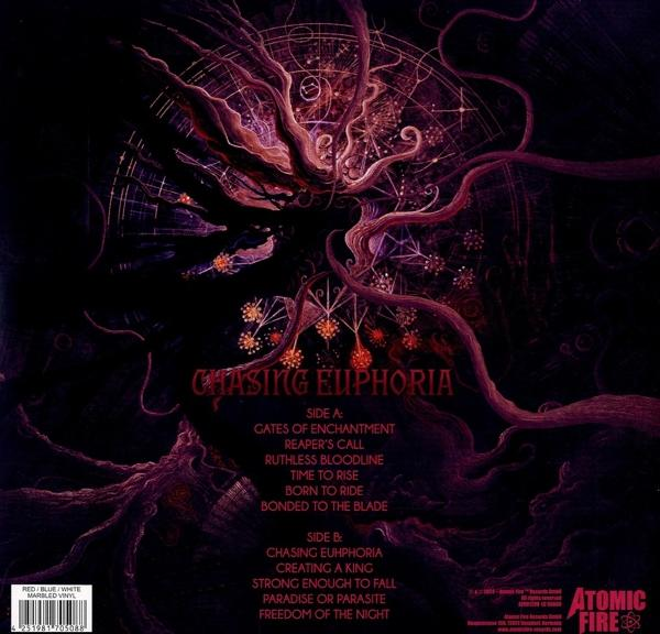 Albumcover mit dunkelroten und lila Grafiken und Text. Der Titel lautet 'Chasing Euphoria'.