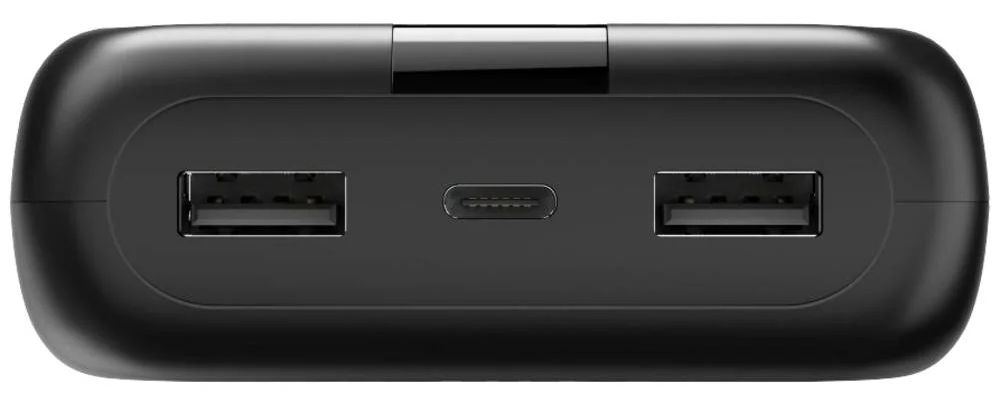 Czarne urządzenie z portami USB i portem USB-C. Urządzenie wydaje się być power bankiem.