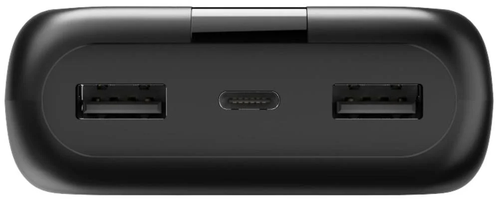 Czarny power bank z dwoma portami USB i portem USB-C na białym tle.