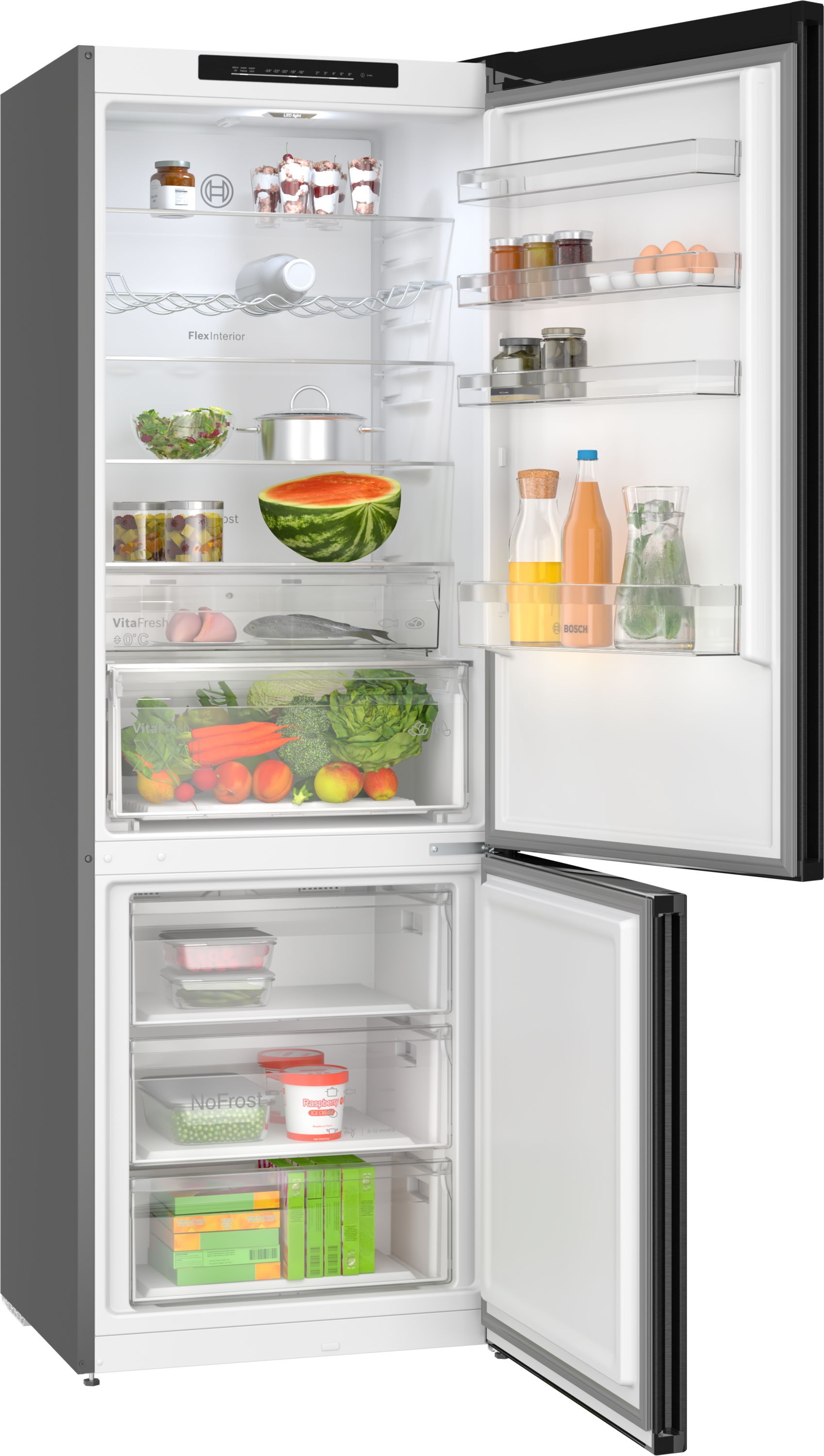 Geöffneter Kühlschrank mit Obst, Gemüse und Lebensmitteln in den Schubladen.