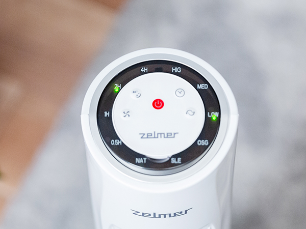 Biały panel sterowania wentylatorem. Wyświetlacz cyfrowy i przyciski. Zbliżenie.