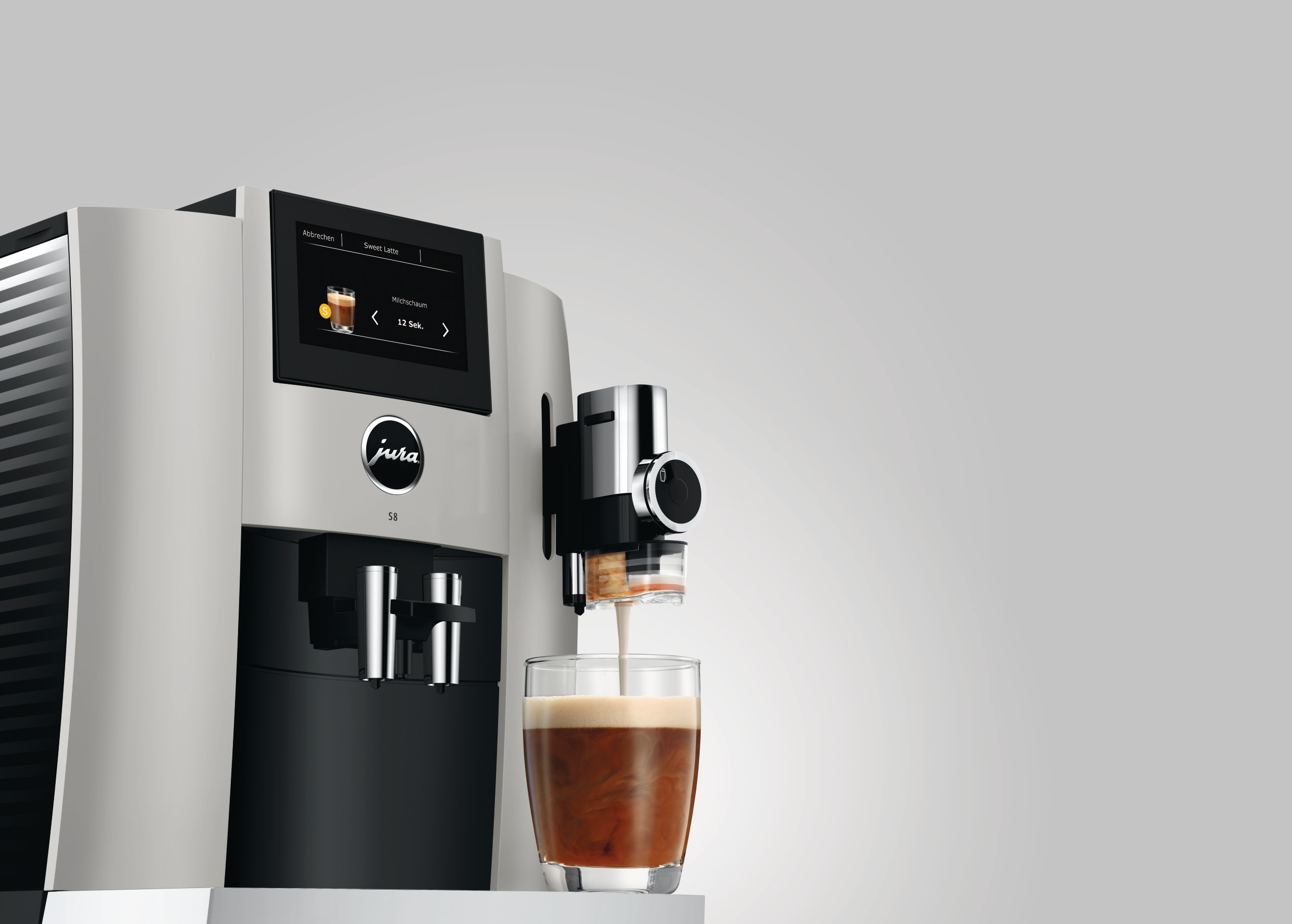Eine Jura S8 Kaffeemaschine, die Kaffee in ein Glas ausgibt.